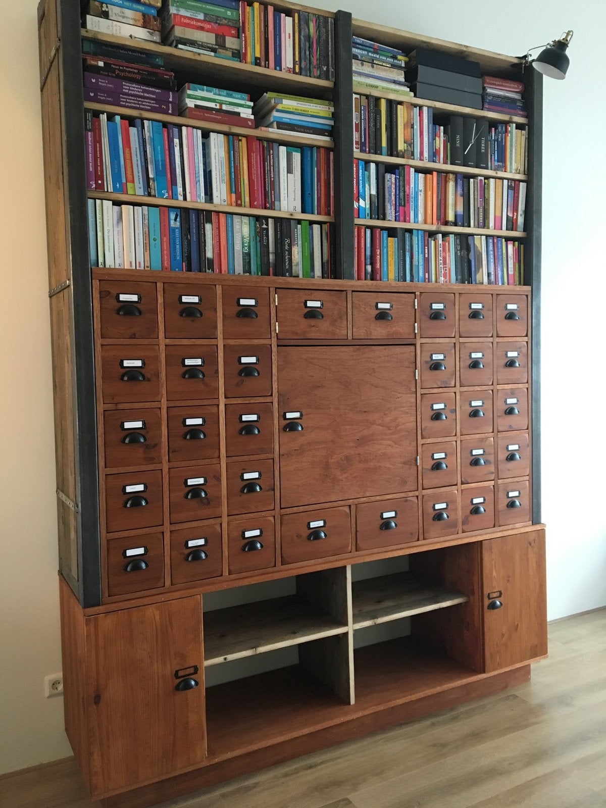 Industriële houten boekenkast / bibliotheekkast, Ophalen, Zo goed als nieuw, 25 tot 50 cm, 200 cm of meer