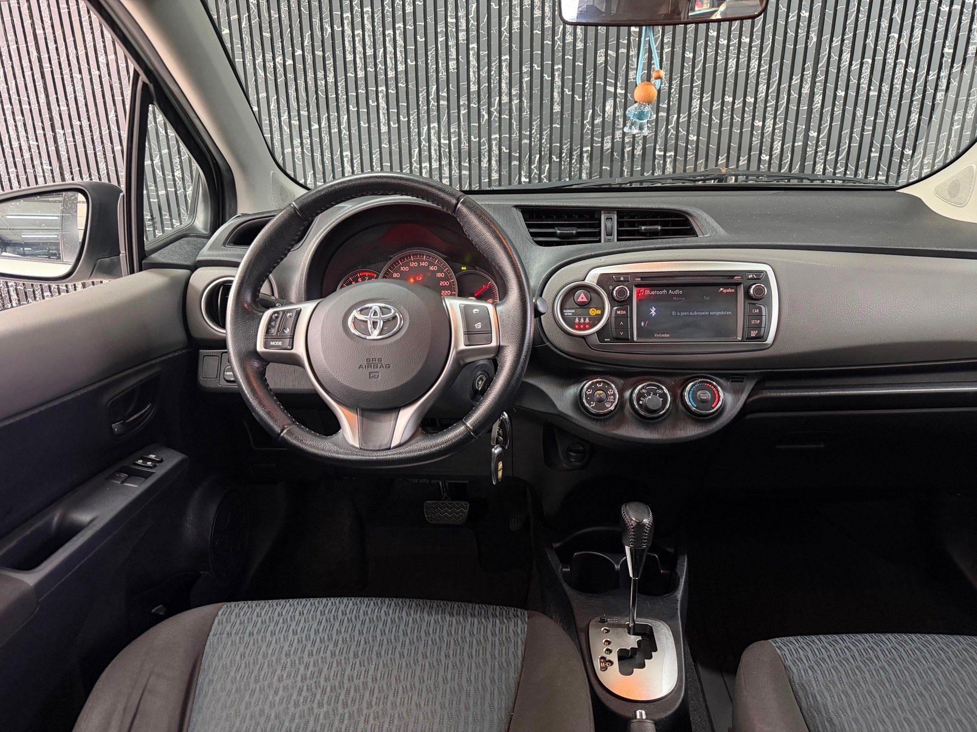 Toyota Yaris 1.3 VVT-i Dynamic Automaat | Airco | camera, Auto's, 4 cilinders, Leder en Stof, Bedrijf, 550 kg