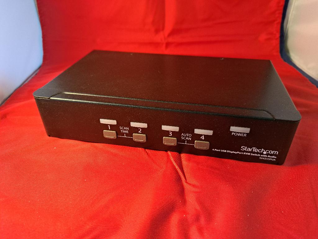 Startech 4 Port USB DisplayPort KVM Switch met Audio, Computers en Software, Overige Computers en Software, Zo goed als nieuw