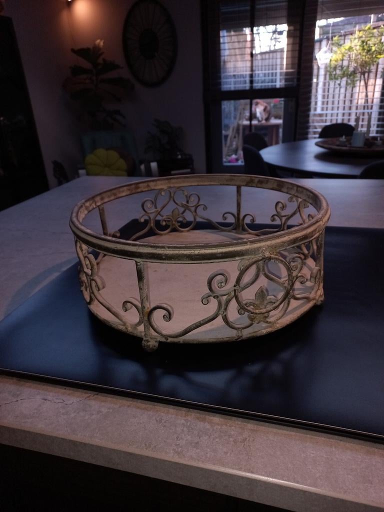 Decoratieve metalen schaal met sierlijke details, Beige, Ophalen of Verzenden, Metaal, Gebruikt