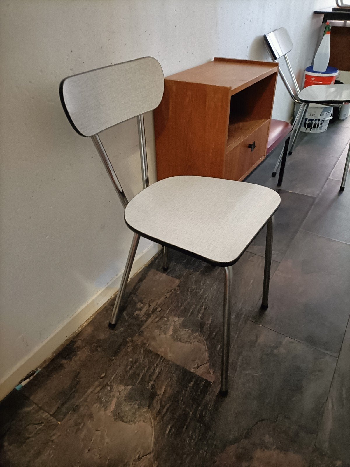 Wit formica keukenstoeltje (+1 gratis), Huis en Inrichting, Ophalen, Gebruikt, Wit, Twee