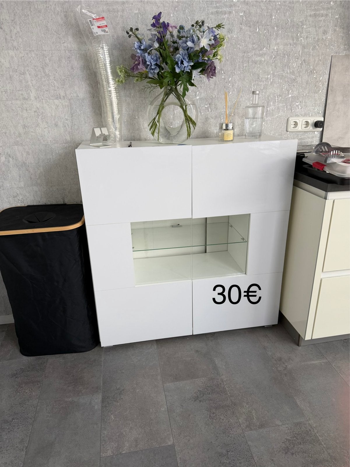 Moderne witte kast met glazen deuren en planken, Ophalen, Kunststof, 50 tot 100 cm, Zo goed als nieuw