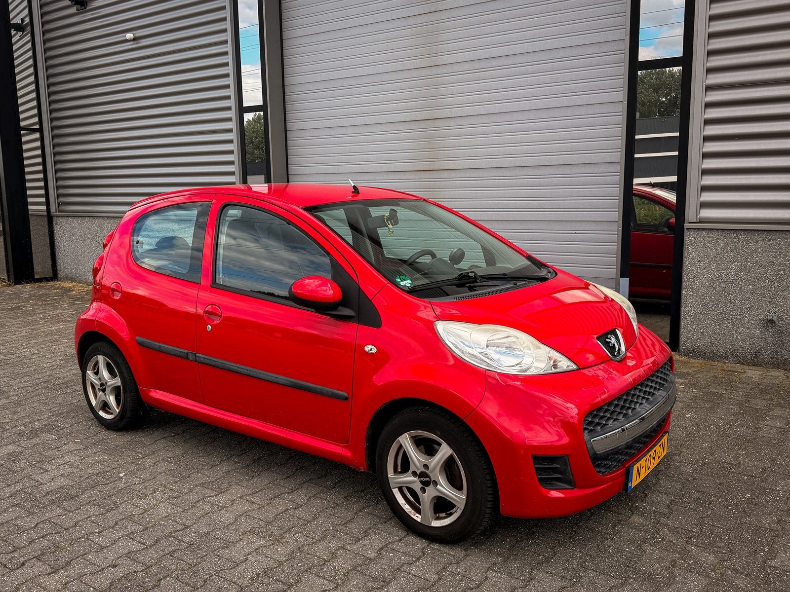 Peugeot 107 1.0-12V Carplay | Airco | Elktr. Ramen | 5-Deurs, Voorwielaandrijving, Stof, Zwart, 4 stoelen