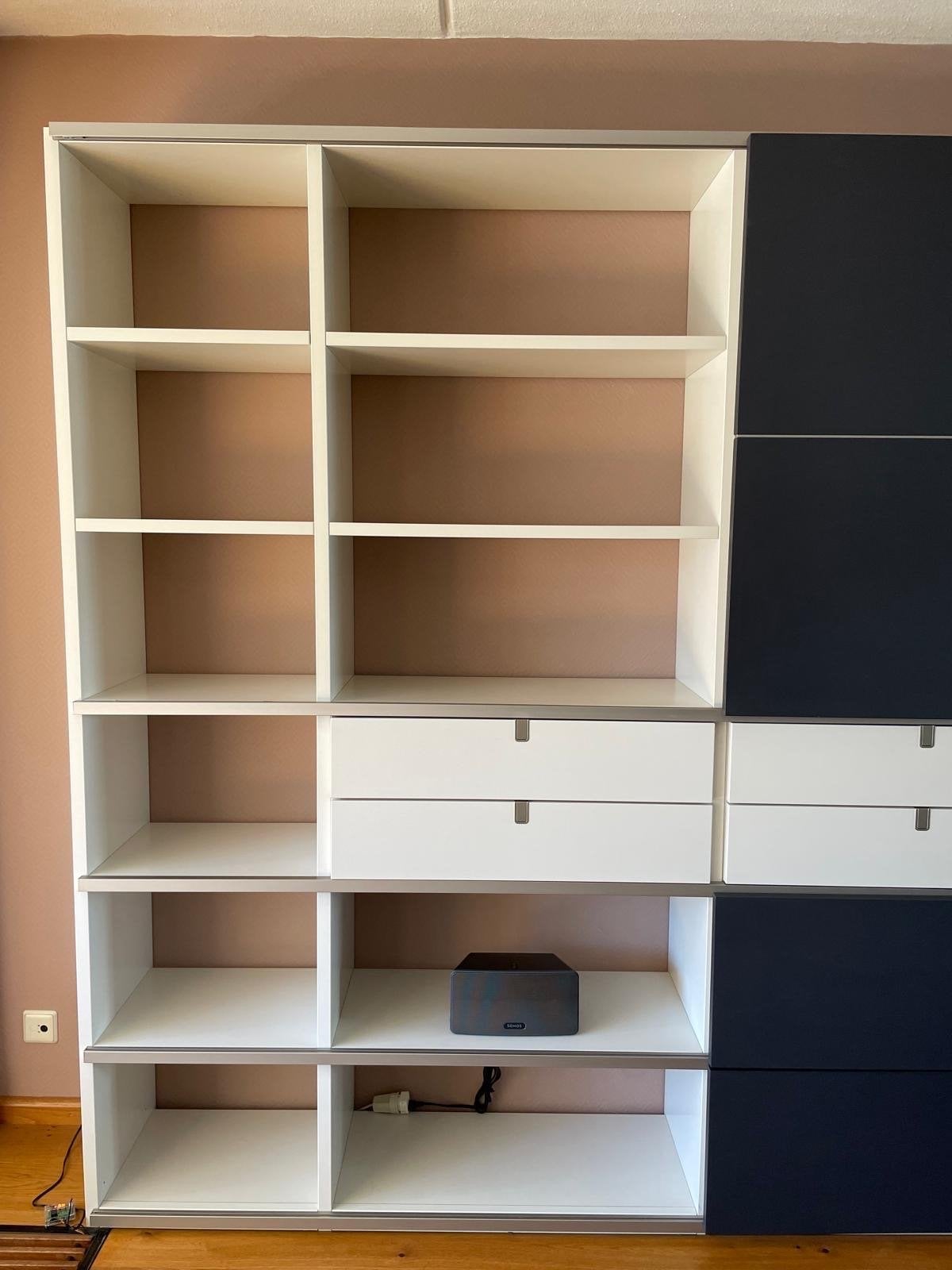Foto 2 van Moderne wandkast met schuifdeuren en lades