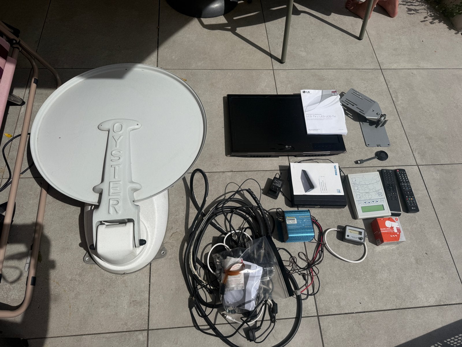 Oyster schotelantenne set met LG TV en Philips ontvanger, Ophalen, Gebruikt, (Schotel)antenne, Overige merken