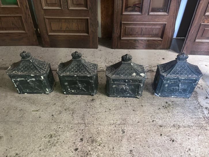 Antieke gietijzeren brievenbus met reliëf, Ophalen