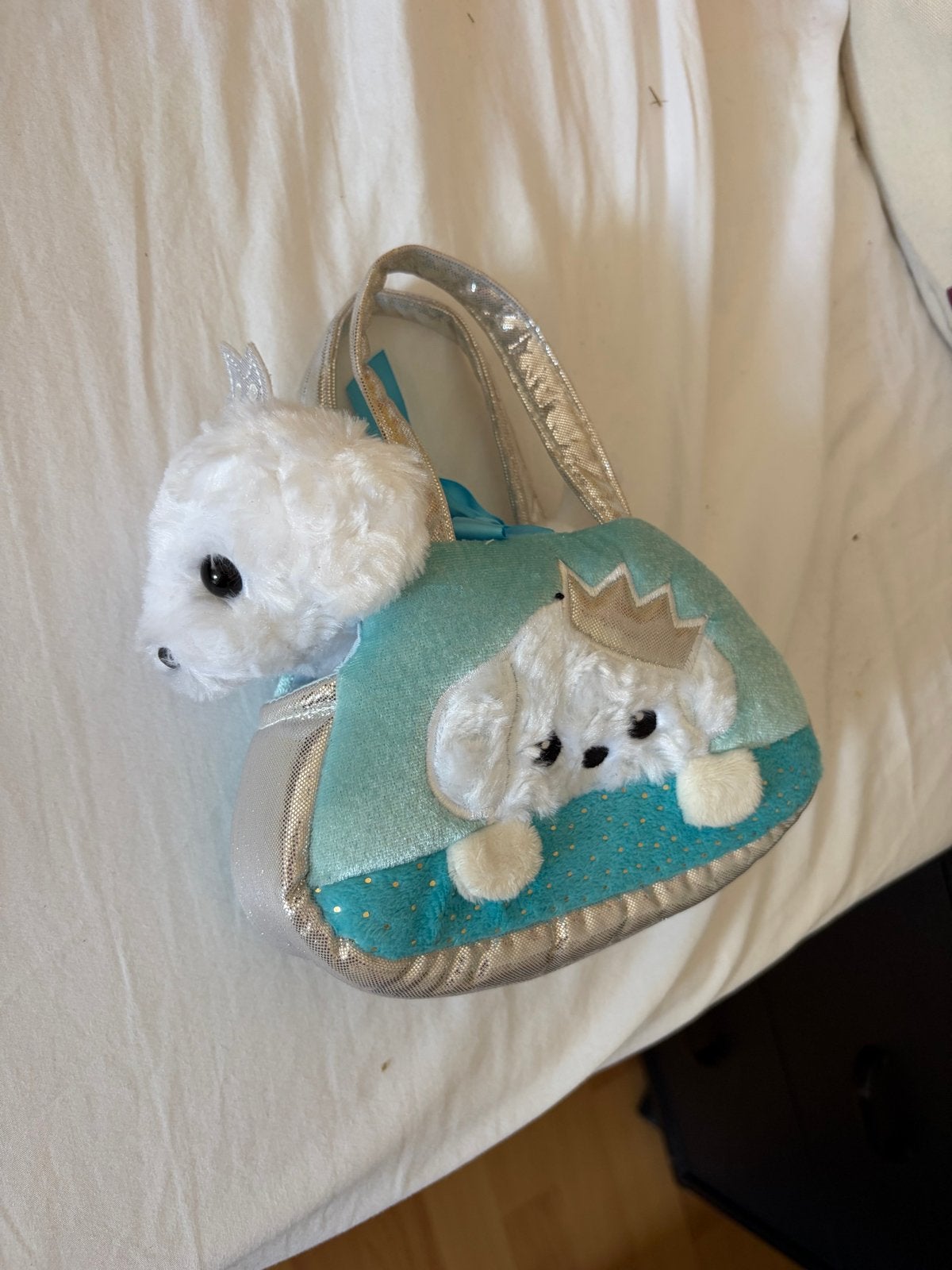 Schattig wit hondje in tasje met kroon, Zo goed als nieuw, Met kleding of accessoire, Klein (minder dan 20 cm), Wit