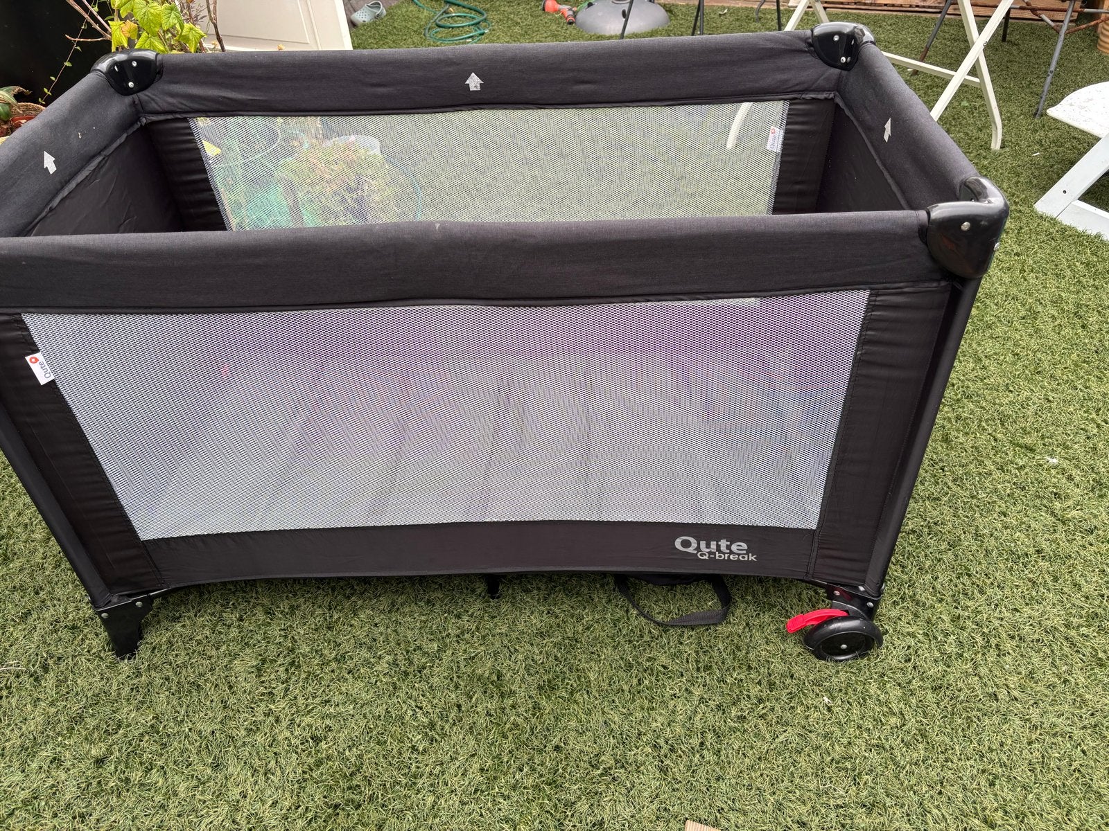 Reisbedje / campingbedje Qute Q-break met extra matras, Kinderen en Baby's, Kinderkamer | Bedden, Ophalen, Gebruikt, Minder dan 140 cm
