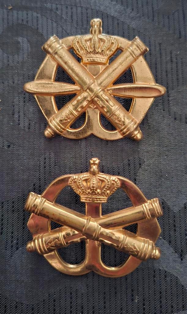 2 emblemen, Artillerie en Luchtdoelartellerie, Verzamelen, Militaria | Algemeen, Verzenden, Landmacht, Nederland, Embleem of Badge