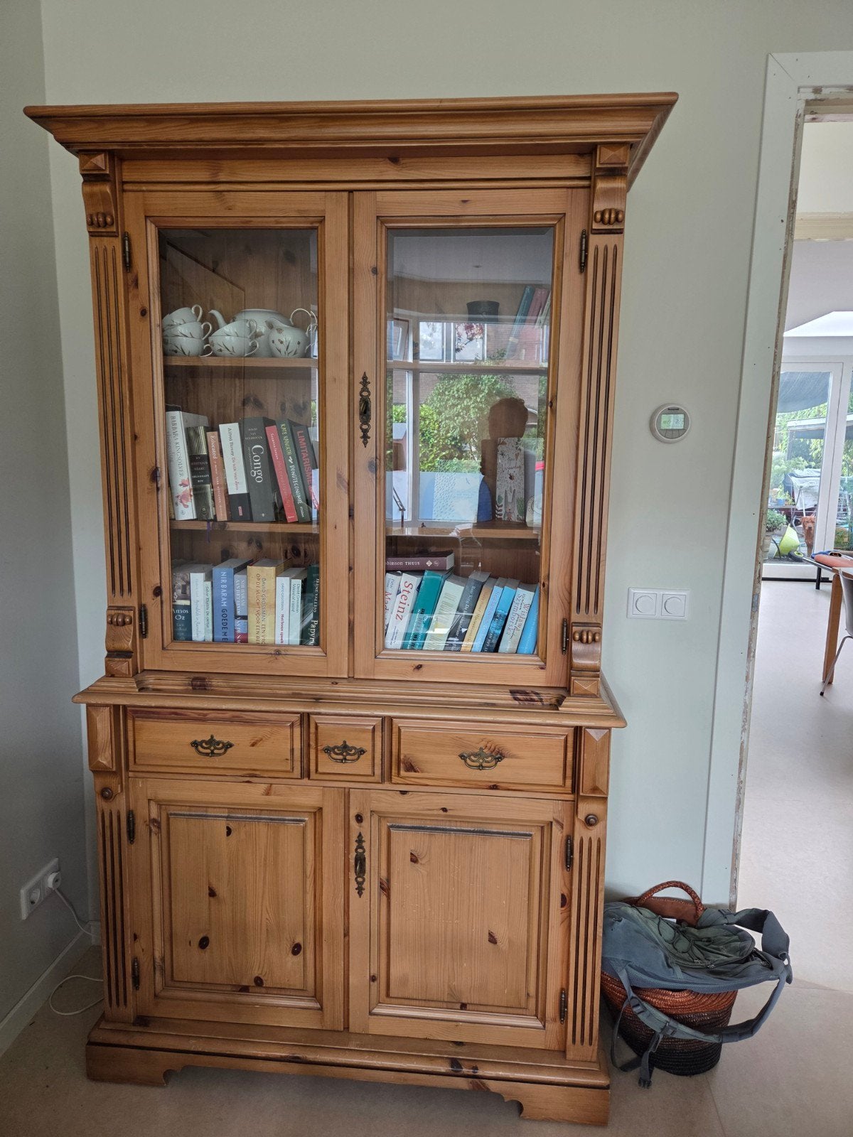 Massief grenen vitrinekast met lades en deuren, Huis en Inrichting, Kasten | Boekenkasten, Ophalen, 200 cm of meer, Zo goed als nieuw
