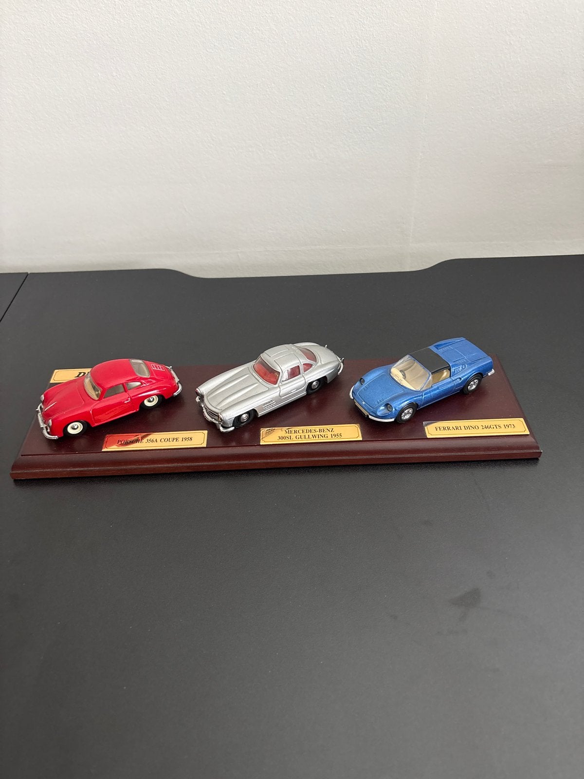 Dinky Set van 3 klassieke modelauto's op display, Overige merken, Gebruikt, 1:50 of kleiner, Auto