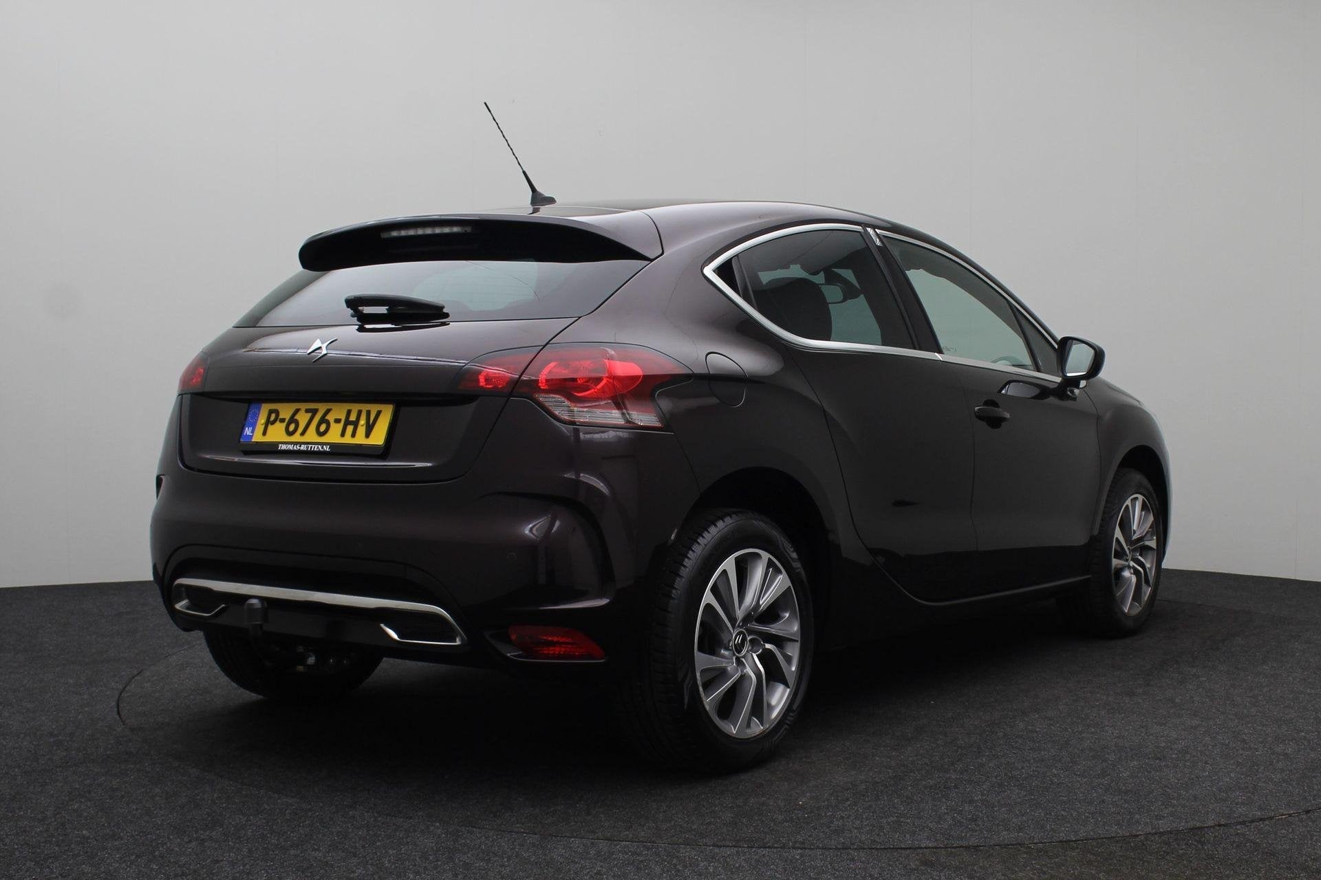Citroen DS4 1.2 PureTech Business 2015 | Trekhaak | Goed Ond, Parkeersensor, Gebruikt, Euro 6, Leder en Stof