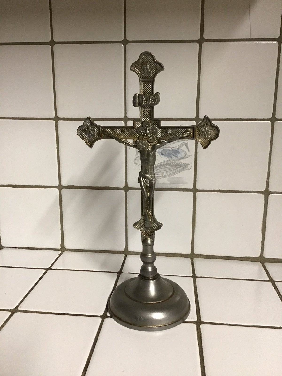 Vintage messing kruisbeeld op tinnen voet, Antiek en Kunst, Antiek | Religie, Ophalen of Verzenden