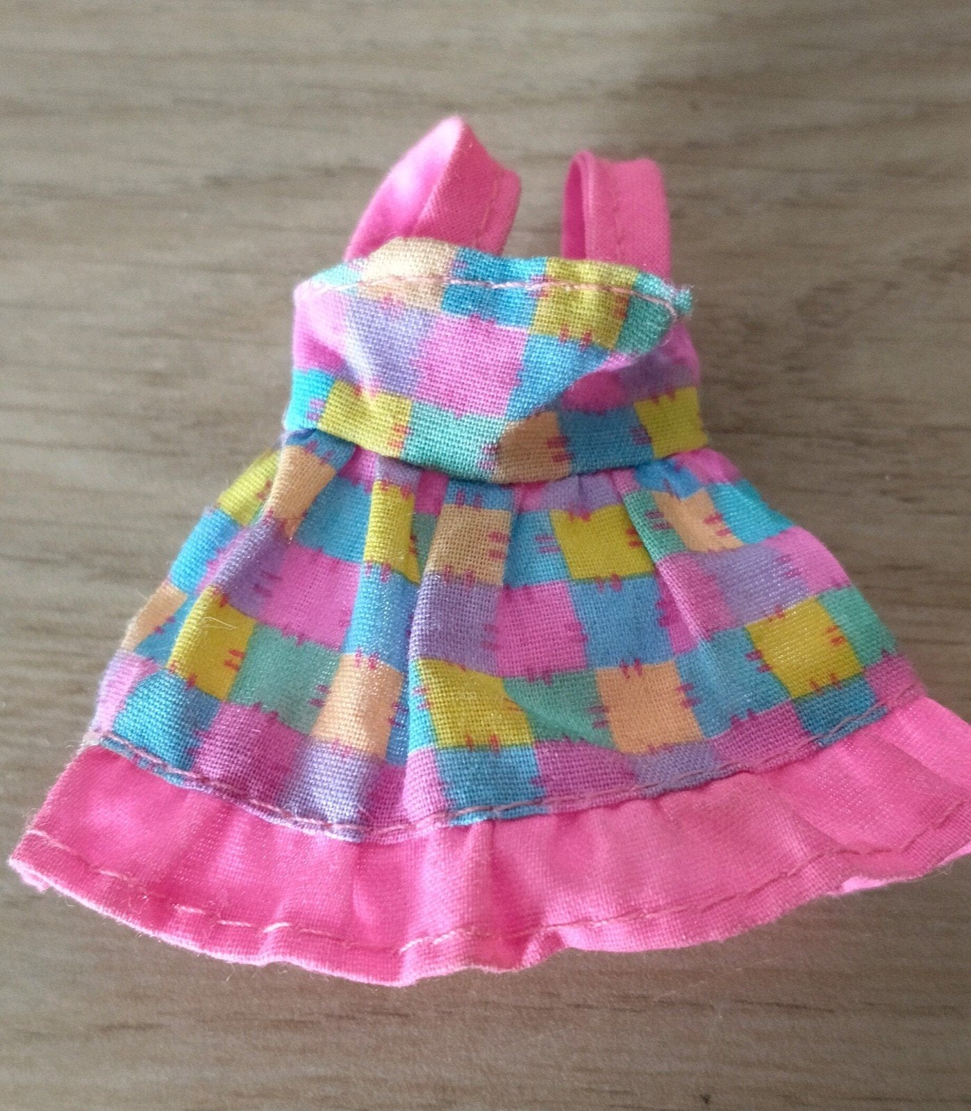 Poppen jurkje, kleurrijk geruit met roze ruches, Verzenden, Zo goed als nieuw, Overige typen