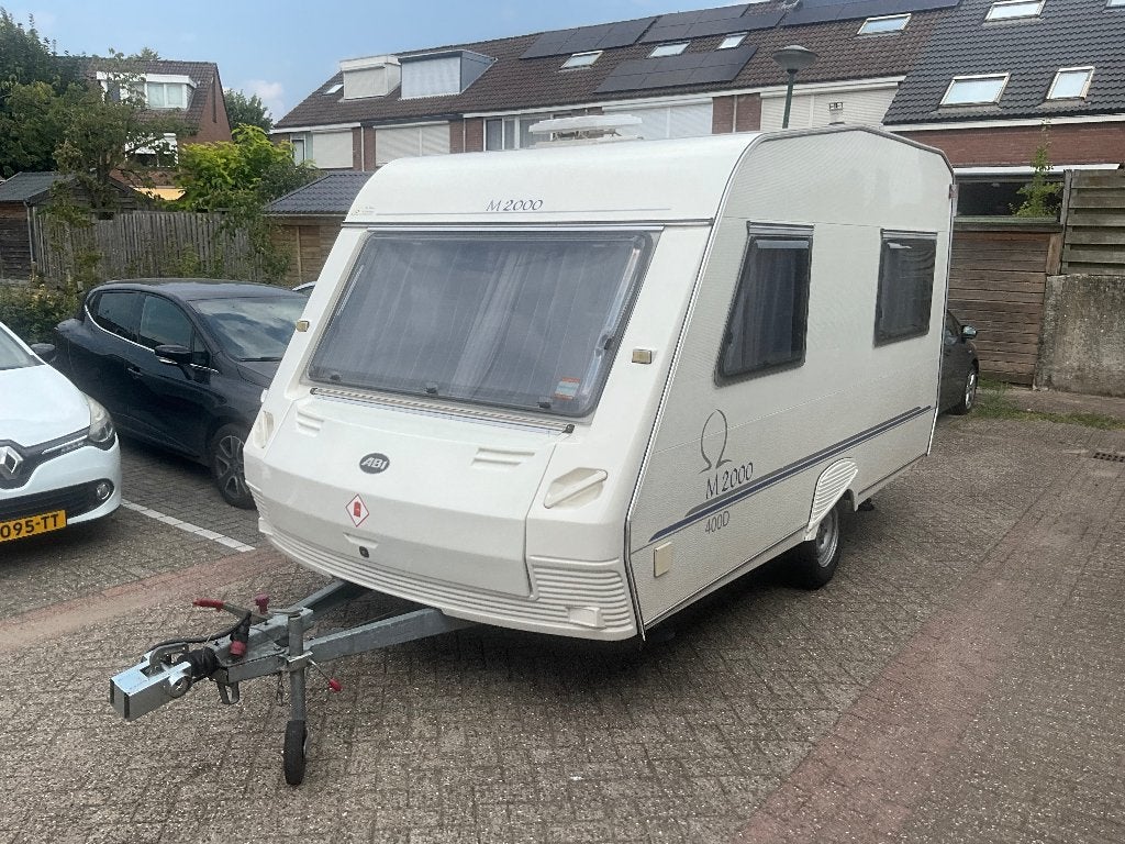 Nette ABI caravan 4 mtr. met voortent en luifel b.j. 2000, Caravans en Kamperen, Caravans, Particulier, tot en met 4, 750 - 1000 kg