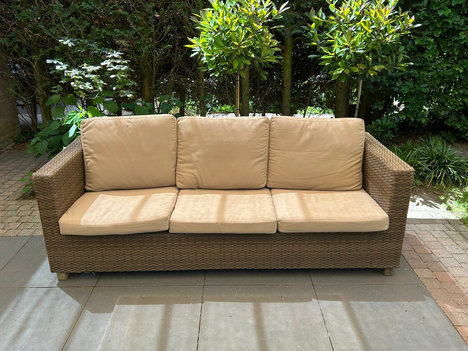 Comfortabele Loungebank en tafel voor in de tuin, Tuin en Terras, Ophalen, Kunststof, Gebruikt, 3 zitplaatsen