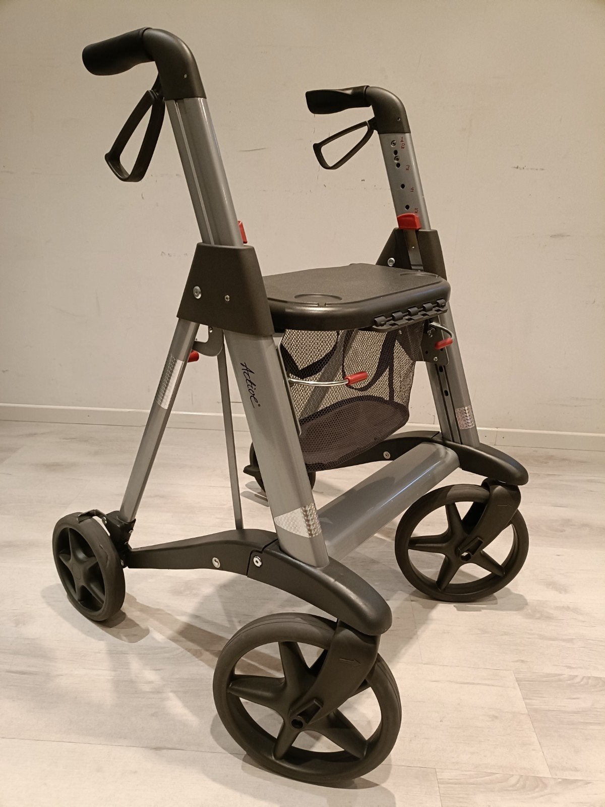 ANWB Active Acces rollator incl Servicebeurt ZGAN., Diversen, Rollators, -, -, Ophalen of Verzenden, Zo goed als nieuw