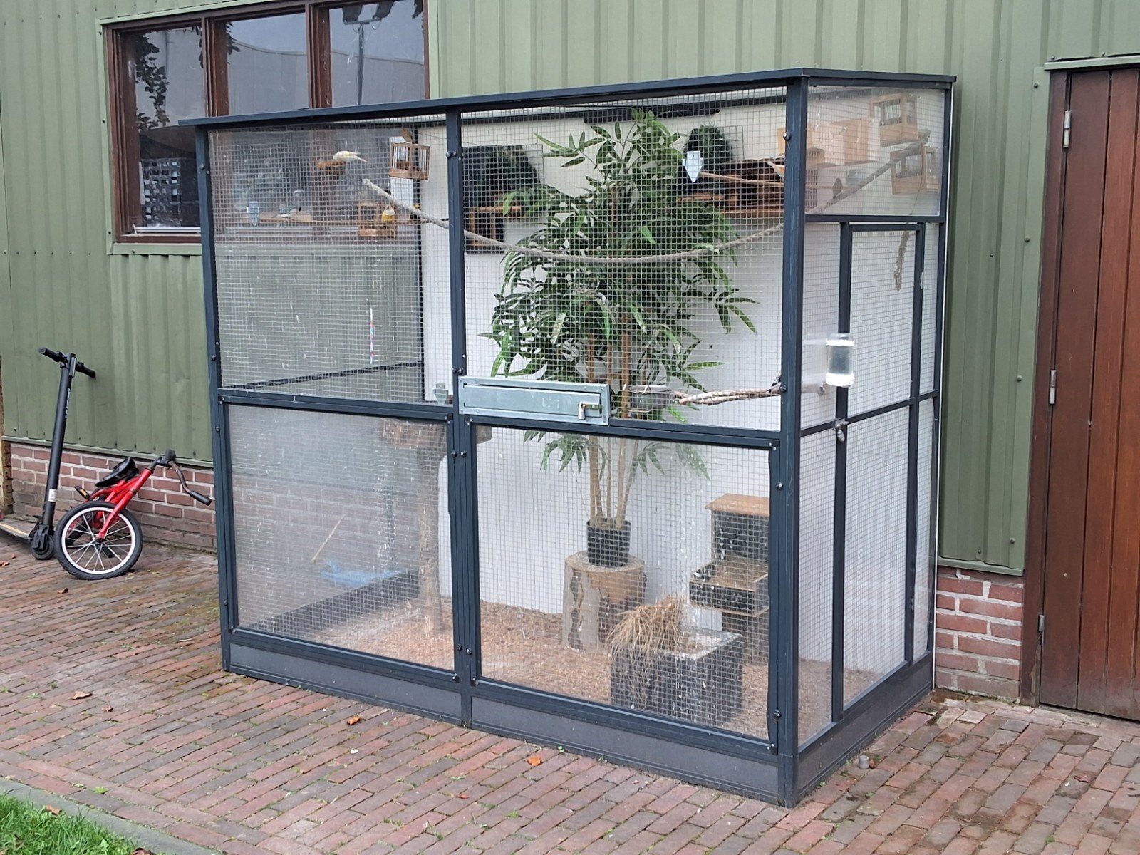 Complete antraciet aluminium voilere met voorzetramen, Dieren en Toebehoren, ., Aluminium, Ophalen of Verzenden, Zo goed als nieuw
