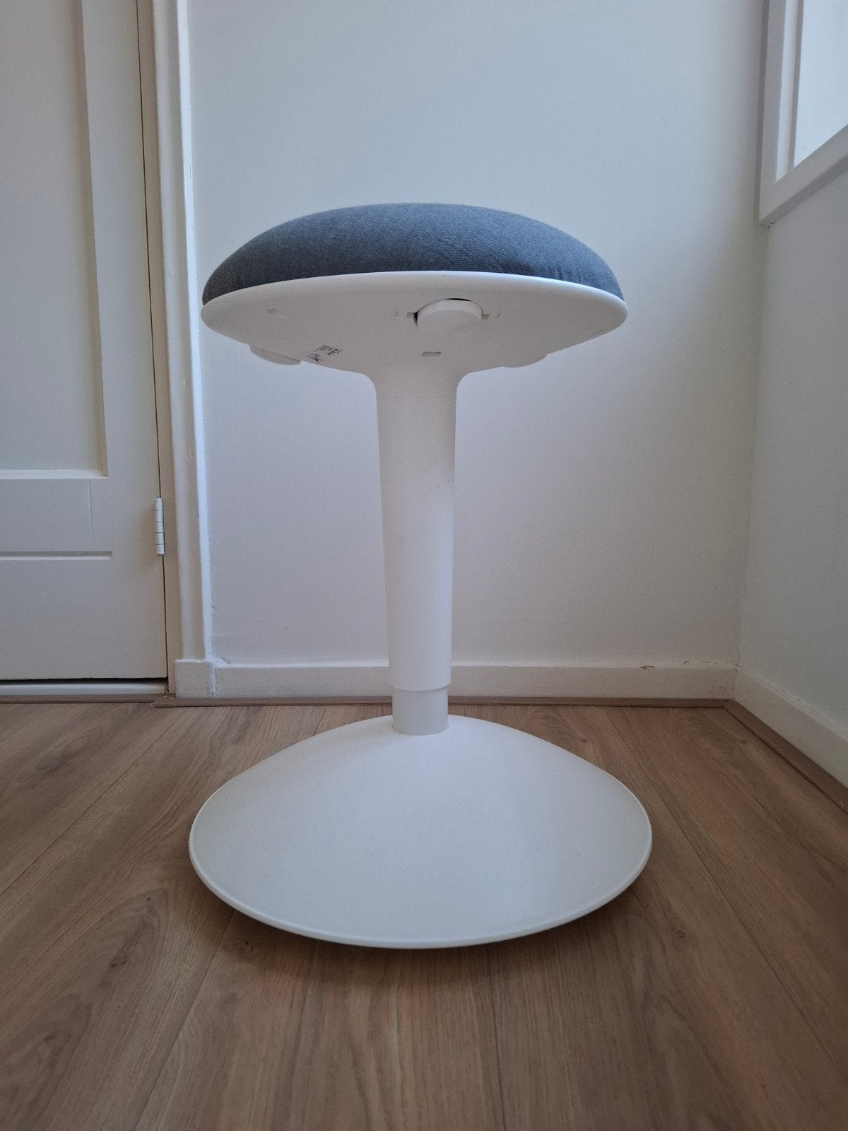 IKEA NILSERIK Zit-sta kruk - Grijs/Wit, Ophalen, Stof, Zo goed als nieuw, Modern, Ergonomisch
