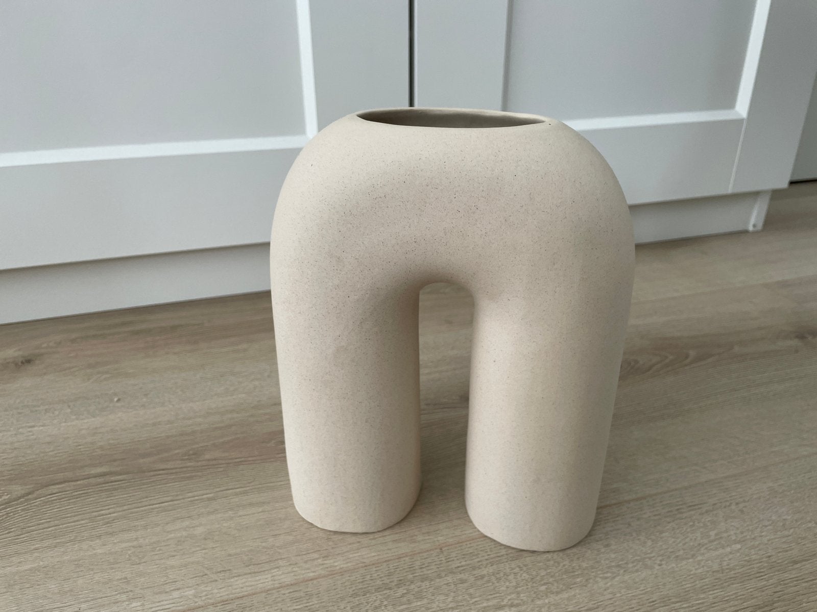 Keramieken vaas beige - H&M Home, Huis en Inrichting, Woonaccessoires | Vazen, Gebruikt, Overige kleuren, Aardewerk of Porselein