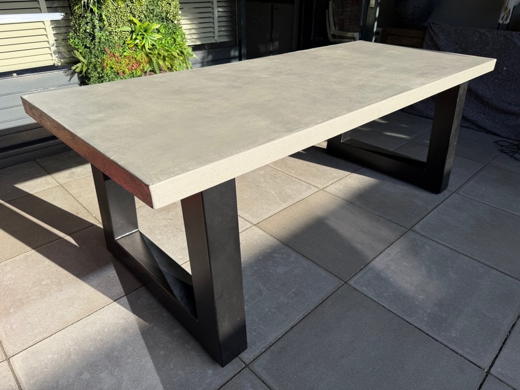 Betonlook tafel met robuuste zwarte poten (220cm x 90cm), Huis en Inrichting, Tafels | Eettafels, Ophalen, 200 cm of meer, 50 tot 100 cm