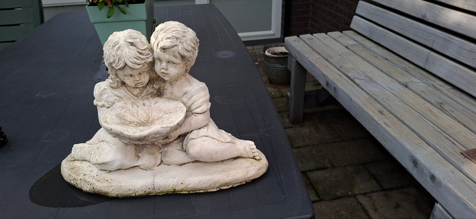 Betonnen beeld van twee kinderen met blad, Ophalen of Verzenden, Gebruikt, Beton, Mensenbeeld