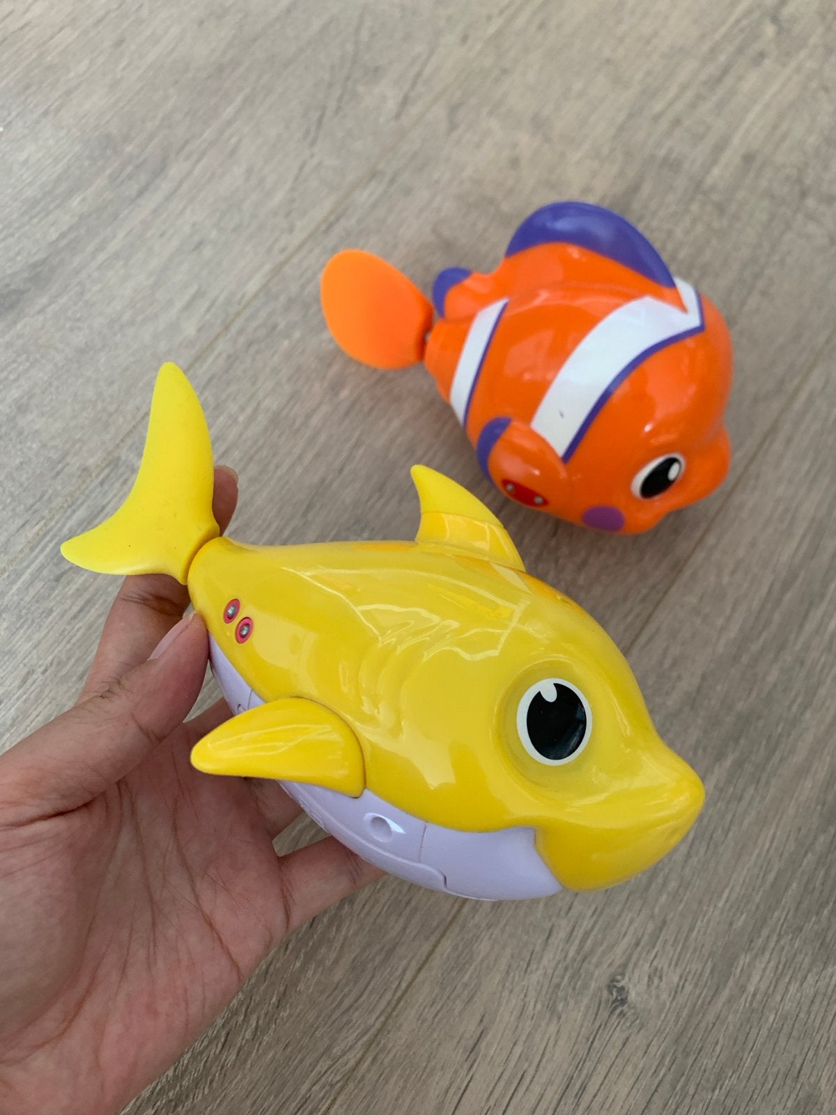 Zwemmende Baby Shark (zingt) & Nemo badspeelgoed, Bewegende onderdelen, Overige merken, Dierenspeelgoed, Ophalen of Verzenden