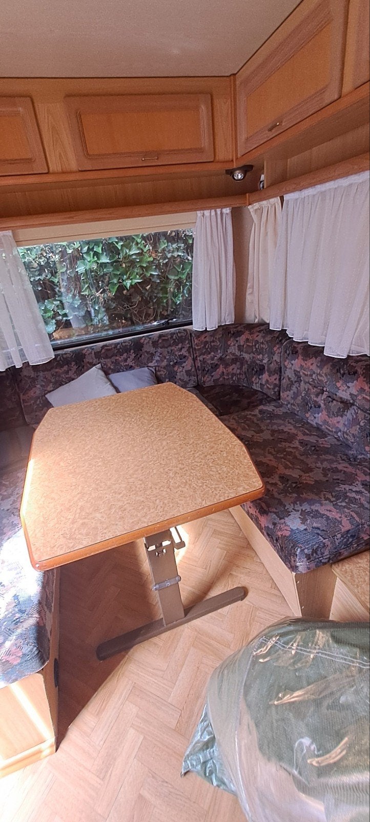 Wilk Caravan met Rondzit en Vast Bed, Particulier