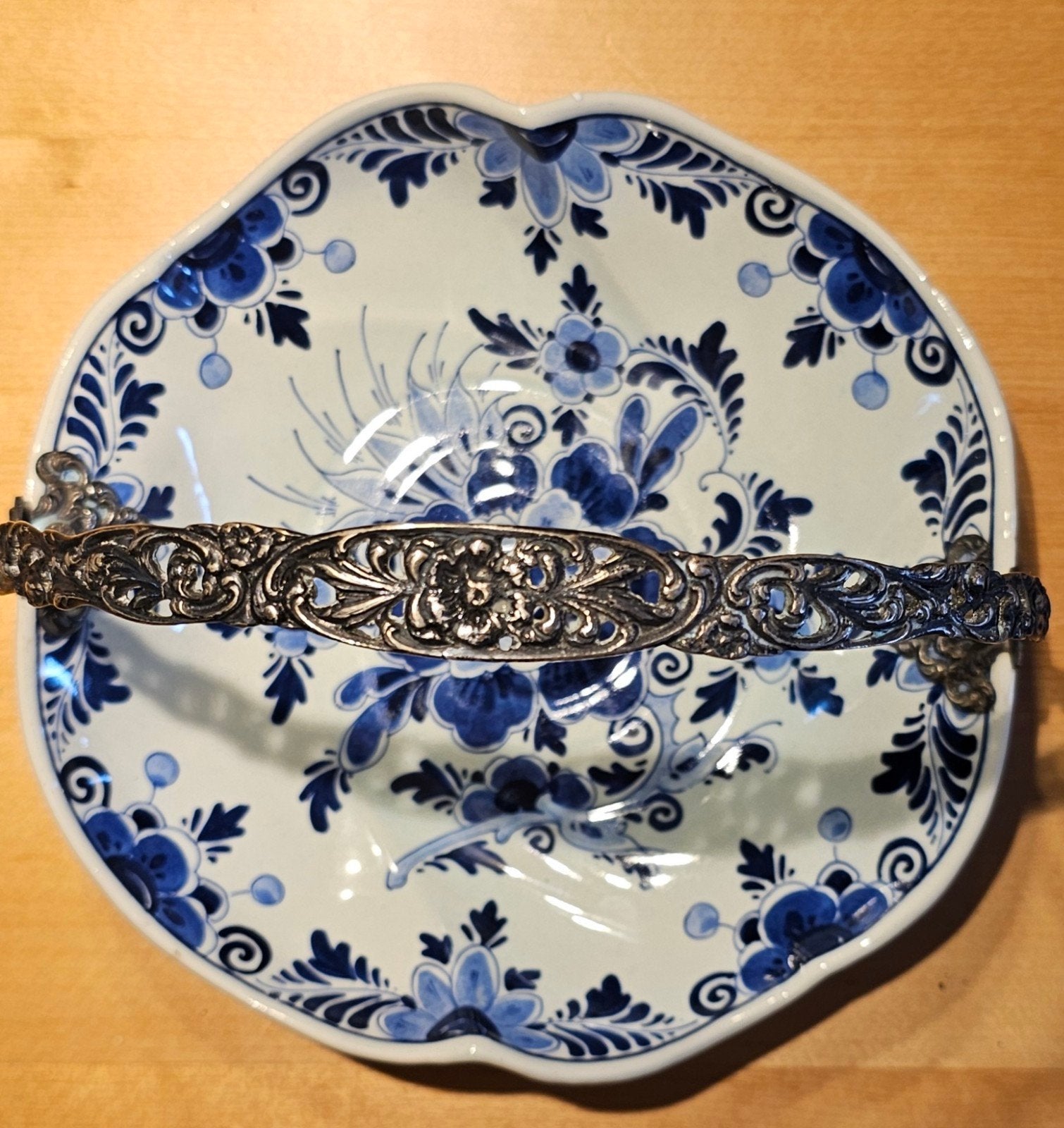 Delfts blauwe presenteerschaal met zilveren bloemen beugel, Ophalen of Verzenden