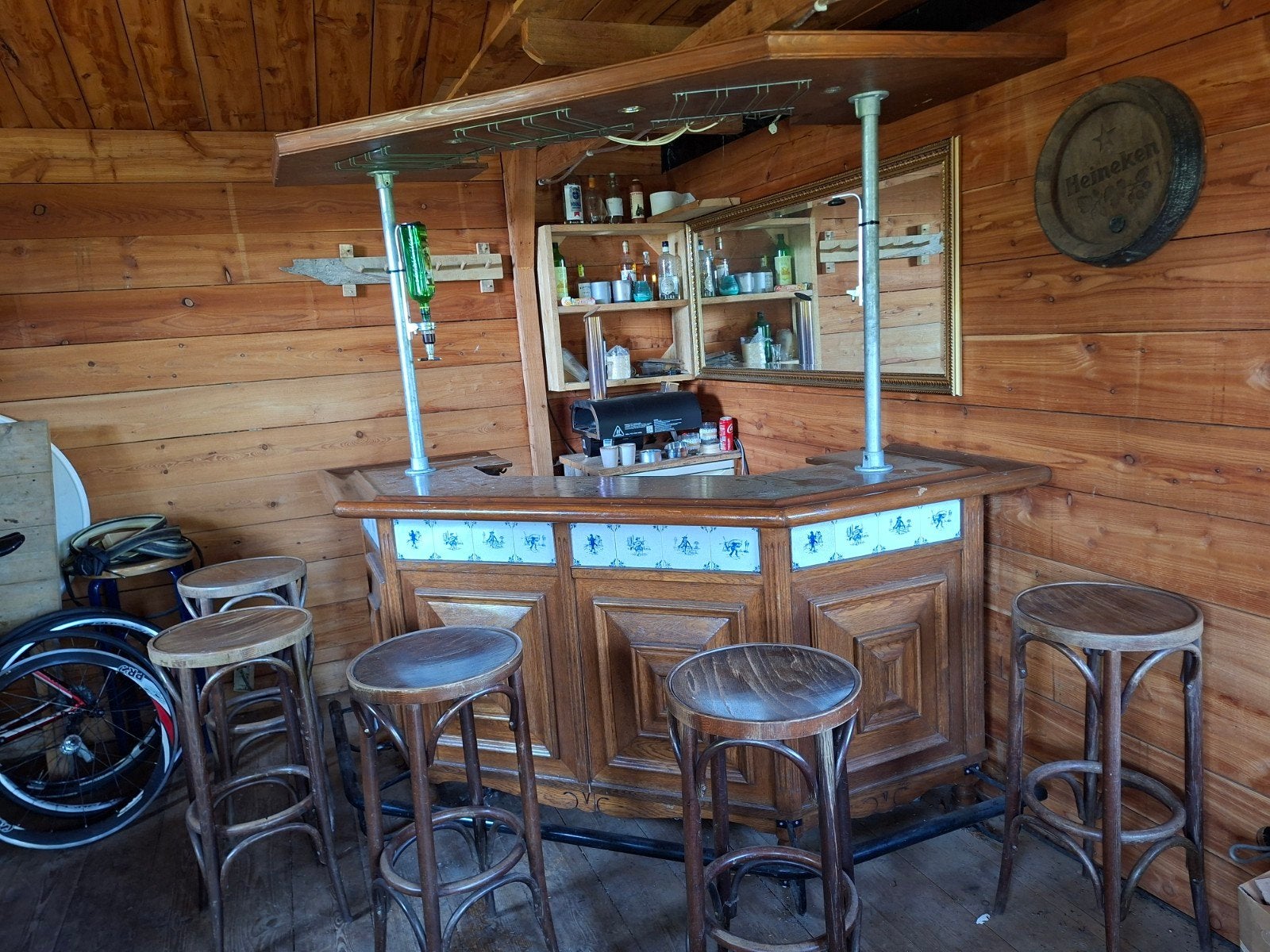 Houten bar met barkrukken en spoelbak, Ophalen of Verzenden, Gebruikt, Inclusief barstoelen