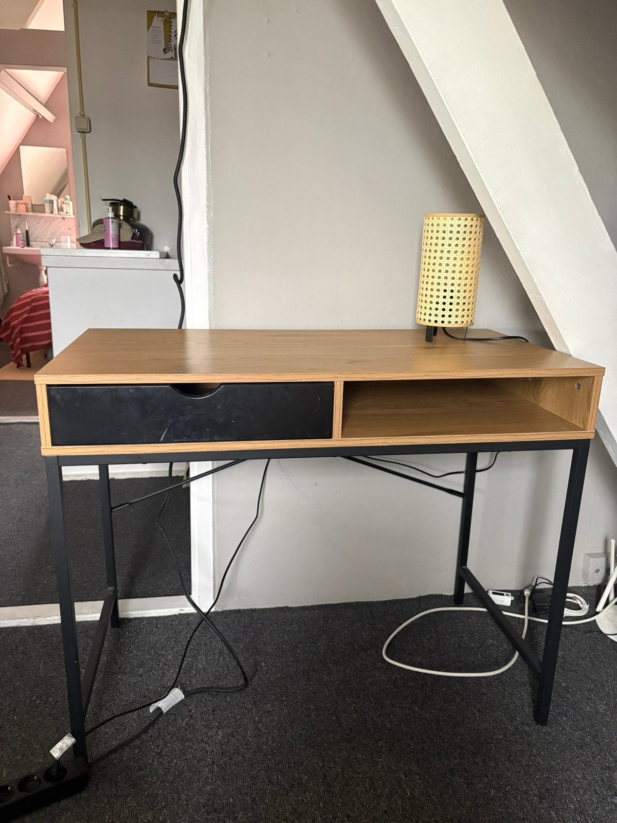 Bureau van Jysk met stoel van Ikea