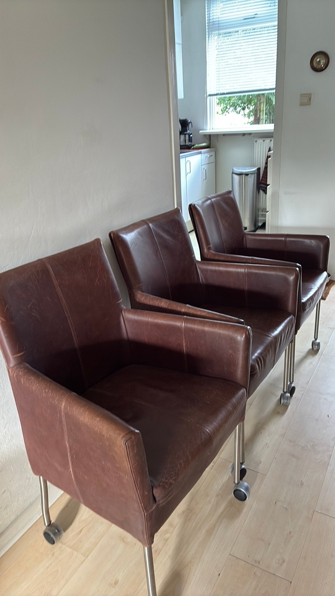 Gratis eettafel stoelen zitten prima,met kitten krabbels, Ophalen, Gebruikt, Bruin, Leer