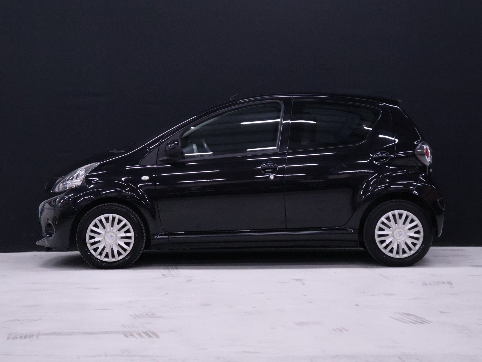 Toyota Aygo 1.0 VVT-i Aspiration AUTOMAAT [BLUETOOTH, AIRCON, Euro 5, Stof, Gebruikt, Zwart