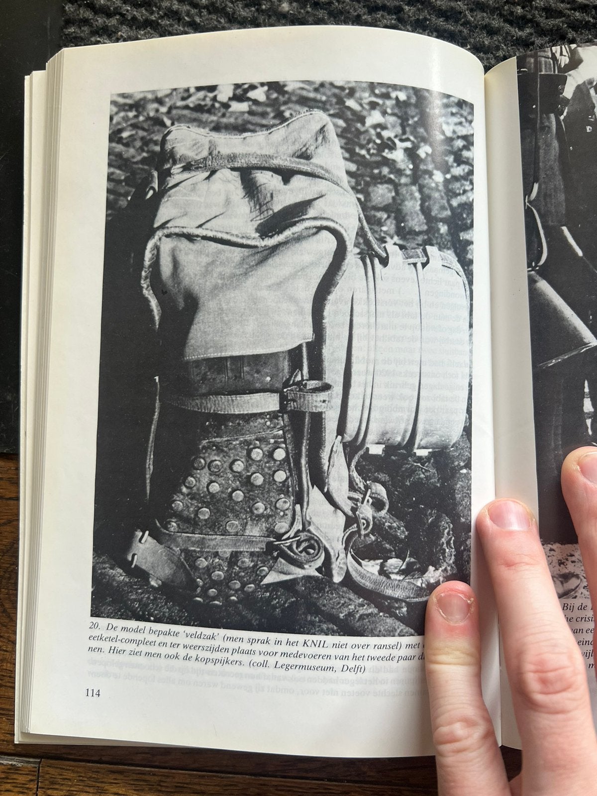Naslagwerk Nederlands oa schoeisel KNIL voor 1942 schoenen, Verzamelen, Verzenden, Nederland, Boek of Tijdschrift