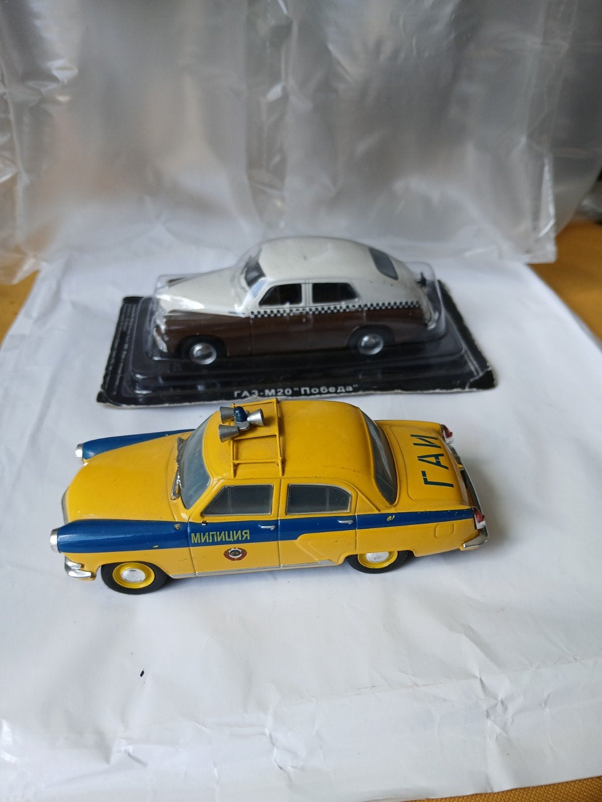 Russische taxi en politiewagen.  De Agostini 1:43, Ophalen of Verzenden, Zo goed als nieuw, Auto, Overige merken