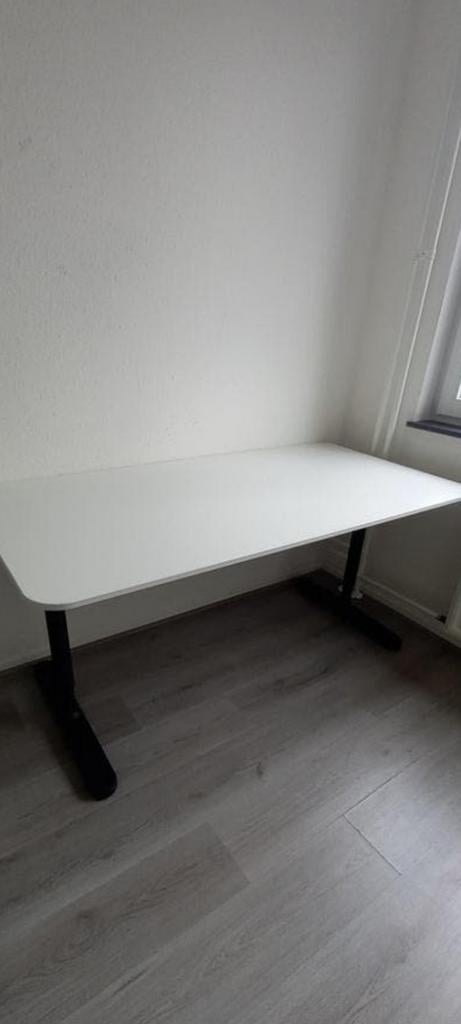 Wit bureau met zwart onderstel, Huis en Inrichting, Bureaus, Ophalen, Zo goed als nieuw, IKEA, Computerbureau