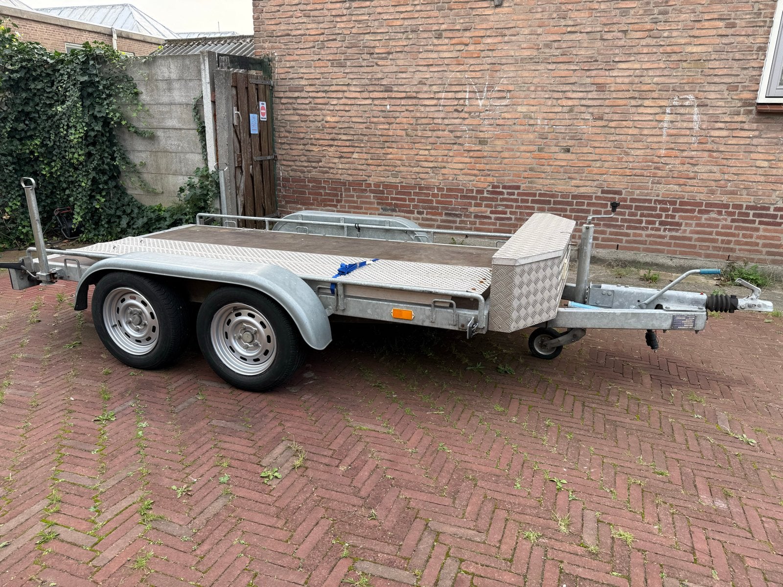 Robuuste open aanhangwagen met lier en oprijplaten, Ophalen, Gebruikt
