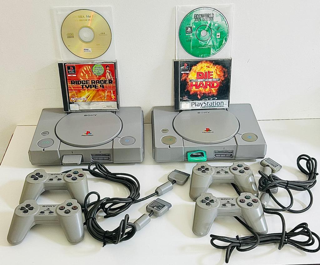| 2 Stuks PlayStation One | Games | Controllers |, Spelcomputers en Games, Spelcomputers | Sony PlayStation 1, Gebruikt, Met 3 controllers of meer