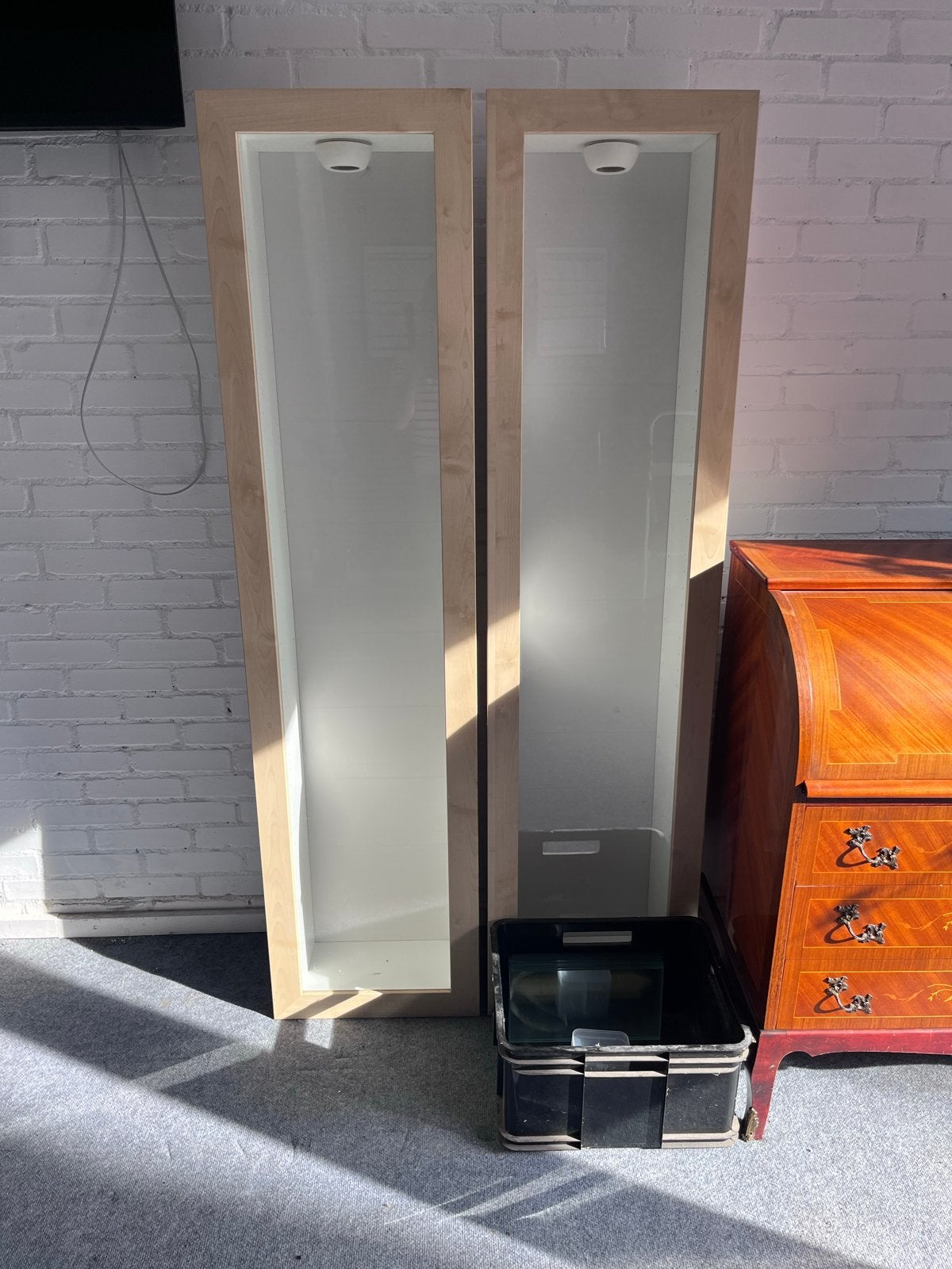 Twee IKEA Bertby vitrinekasten met verlichting, Ophalen, Met plank(en), Minder dan 50 cm, Zo goed als nieuw