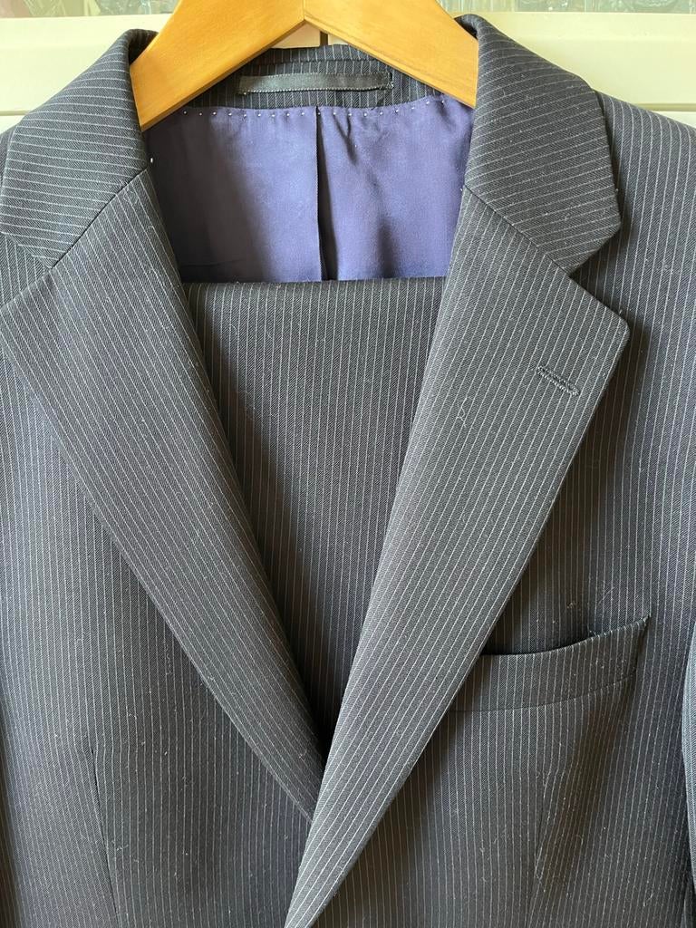 Heren kostuum maat 48, donkerblauw met krijtstreep, Ophalen of Verzenden, Gedragen, Maat 48/50 (M), Blauw