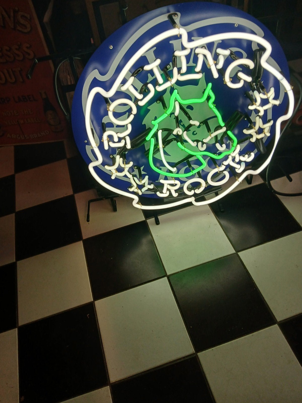Rolling rock neon, Ophalen, Lichtbak of (neon) lamp