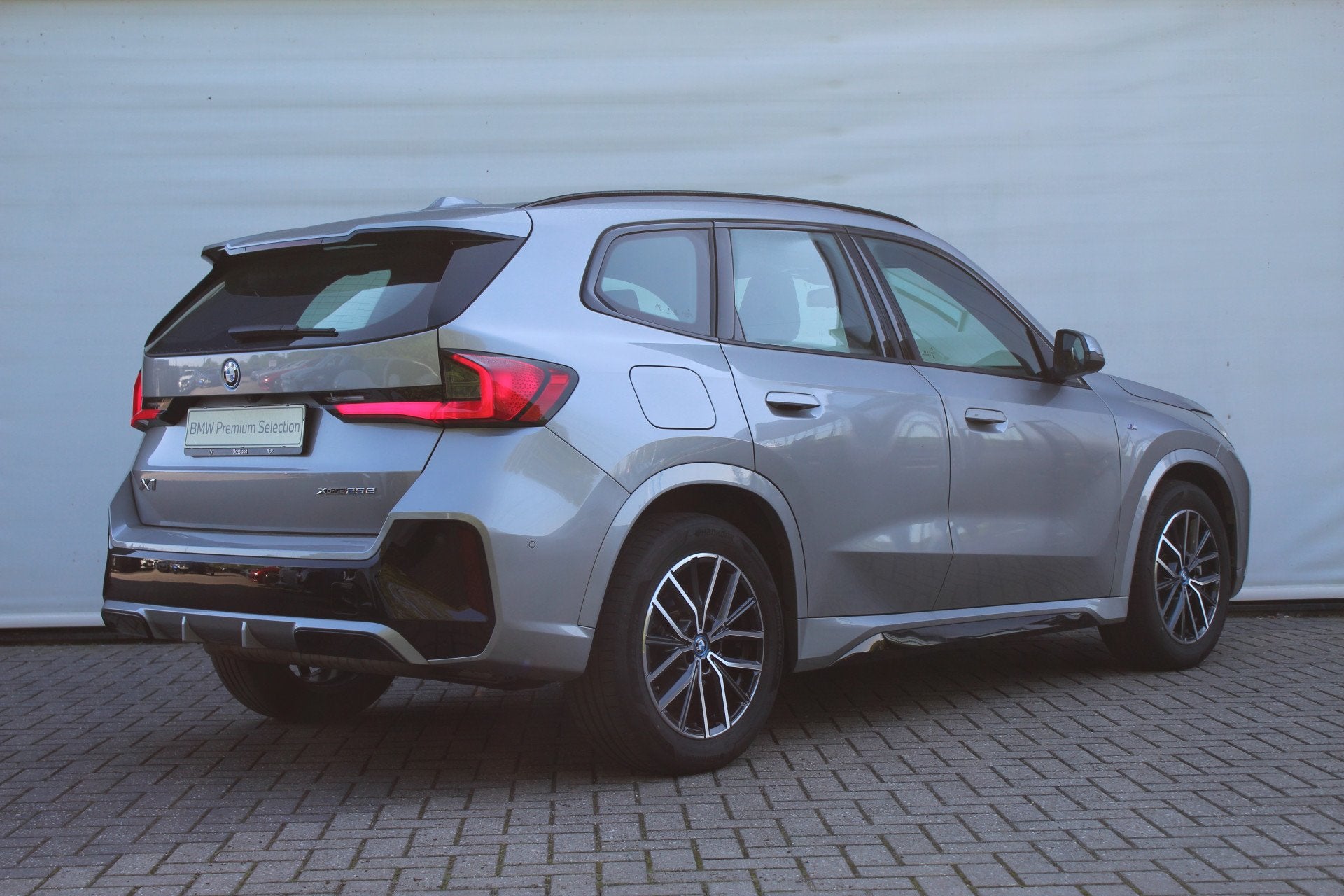 BMW X1 xDrive25e M Sport Automaat / Sportstoelen / Achteruit, Auto's, BMW, Metallic lak, Gebruikt, Zwart, Bedrijf