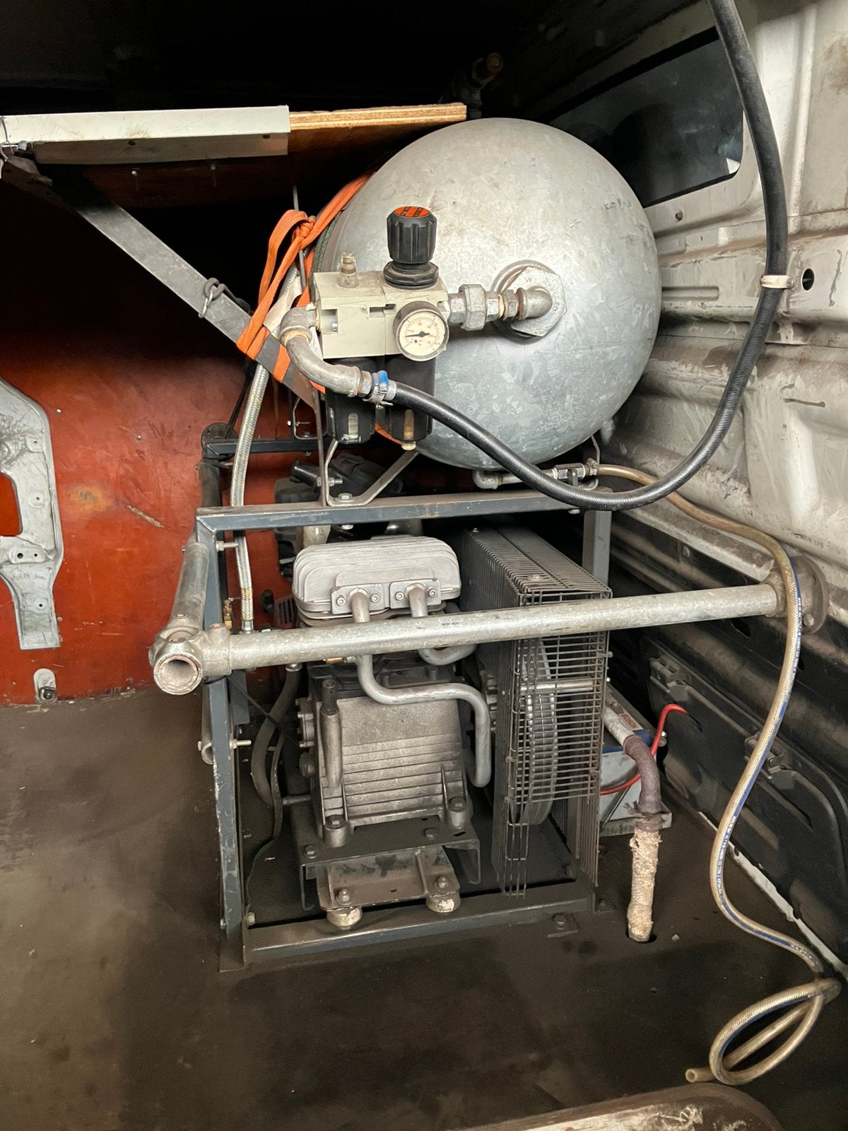 Engine air compressor (mobile luchtcompressor), Ophalen, Zo goed als nieuw, 200 tot 400 liter/min, Mobiel