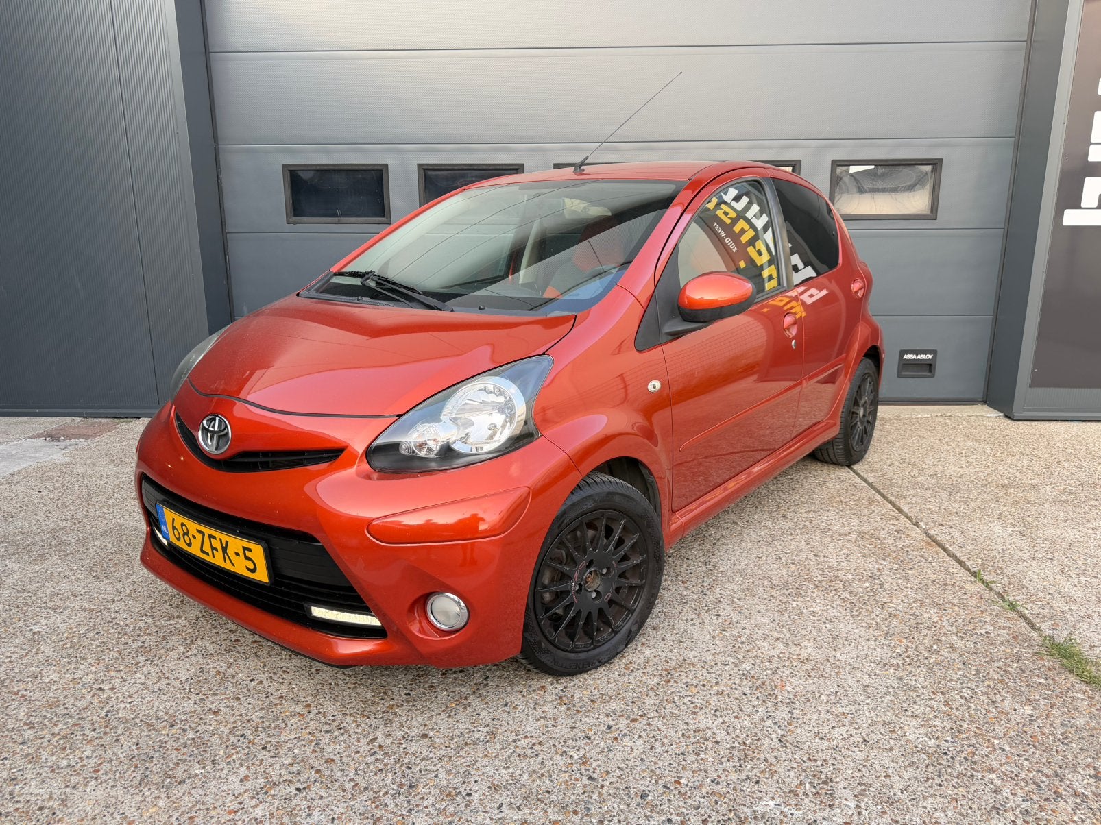 Toyota Aygo 1.0 12V Vvt-i 5DRS 2012 Dynamic Orange Airco Apk, Auto's, Voorwielaandrijving, Stof, Overige kleuren, 4 stoelen