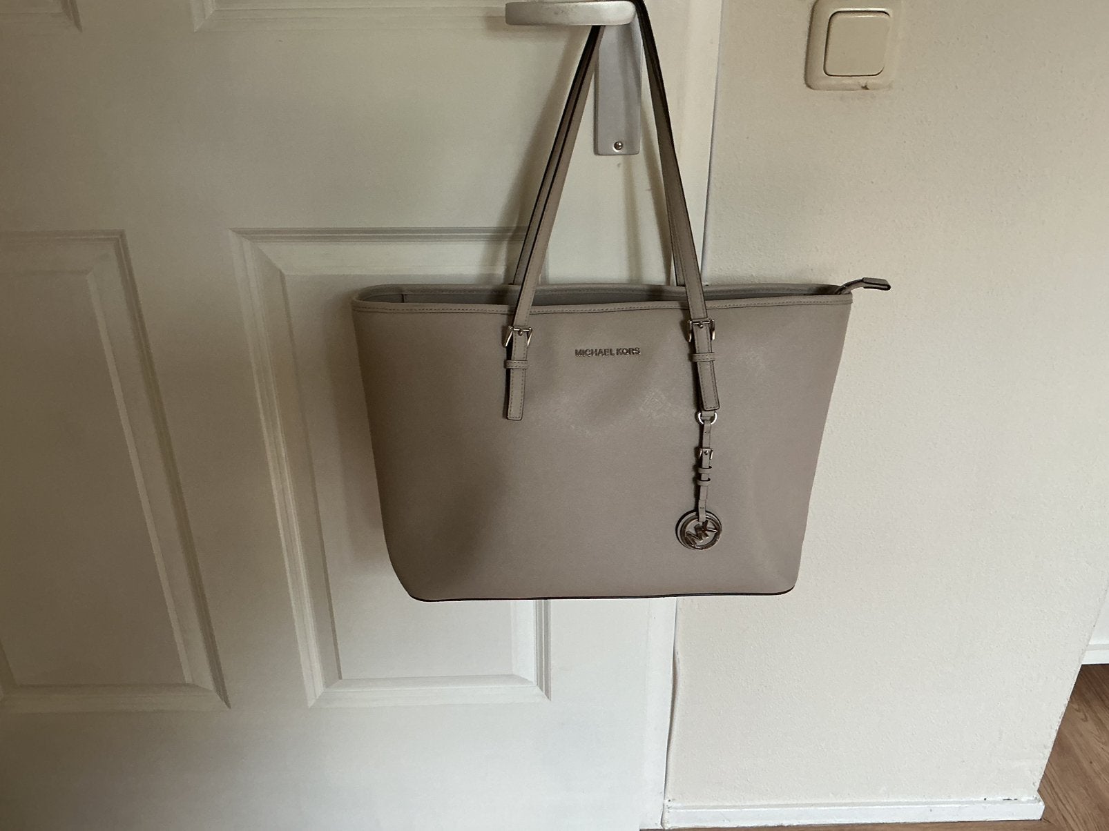 Michael Kors Jet Set Travel Large.Toto  Cement + Wallet, Ophalen, Zo goed als nieuw, Overige kleuren, Shopper