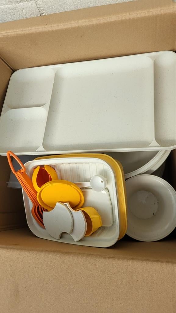 Tupperware doos vol diverse items, Ophalen of Verzenden, Gebruikt, Geel, Bak of Kom