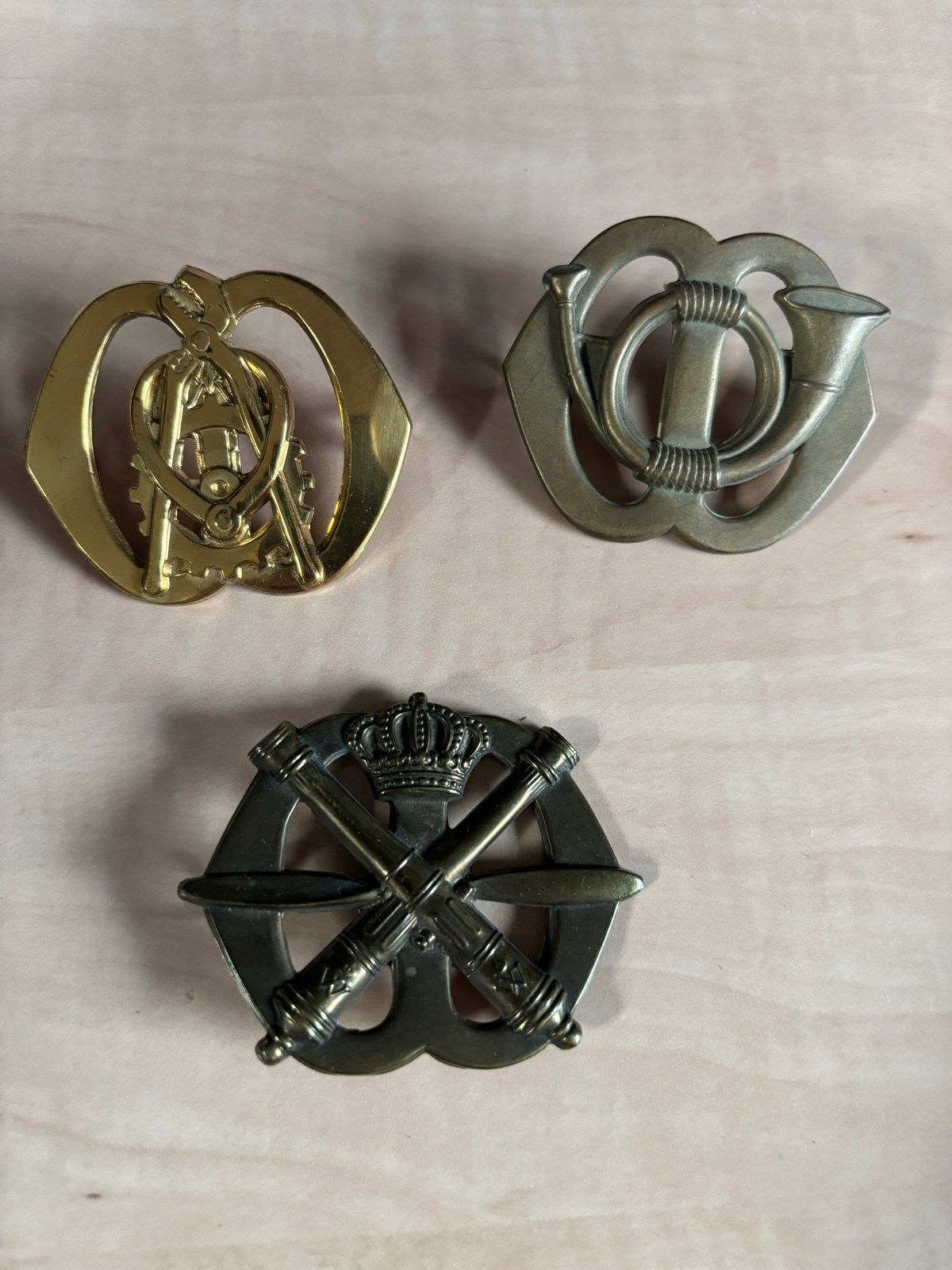 3 Oude Baretemblemen: Garde Jagers, Luchtdoelartillerie, TD, Verzamelen, Verzenden, Landmacht, Nederland, Embleem of Badge