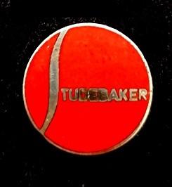 Studebaker speld- rood emaille, Verzamelen, Verzenden, Nieuw, Transport, Speldje of Pin