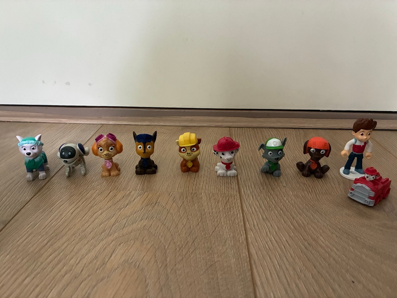Paw Patrol Figuren Set - 9 pups en Ryder met voertuig, Ophalen of Verzenden, Gebruikt