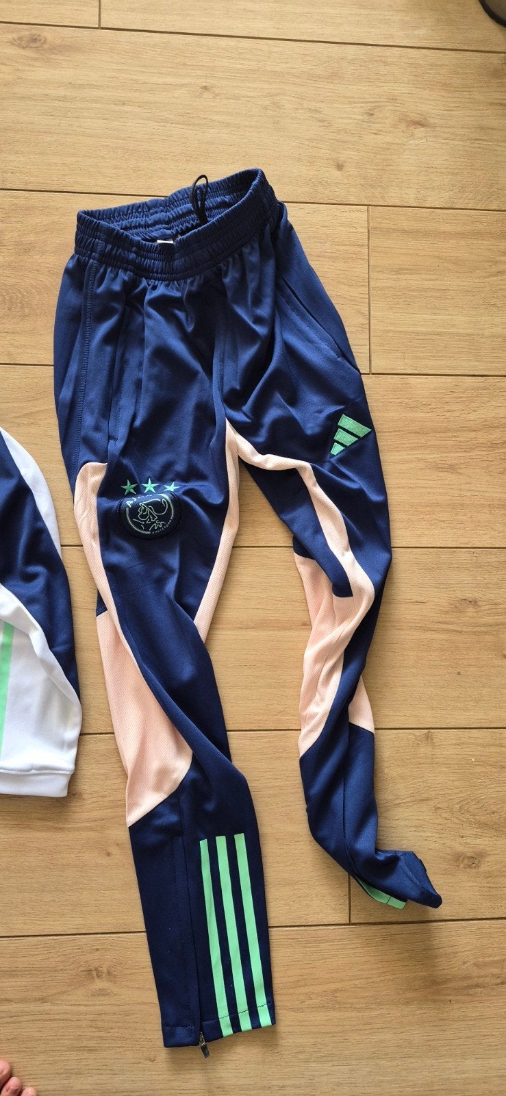 Nieuw ajax trainingspak van adidas, Kleding | Dames, Sportkleding, Ophalen of Verzenden, Nieuw, Maat 34 (XS) of kleiner, Overige typen